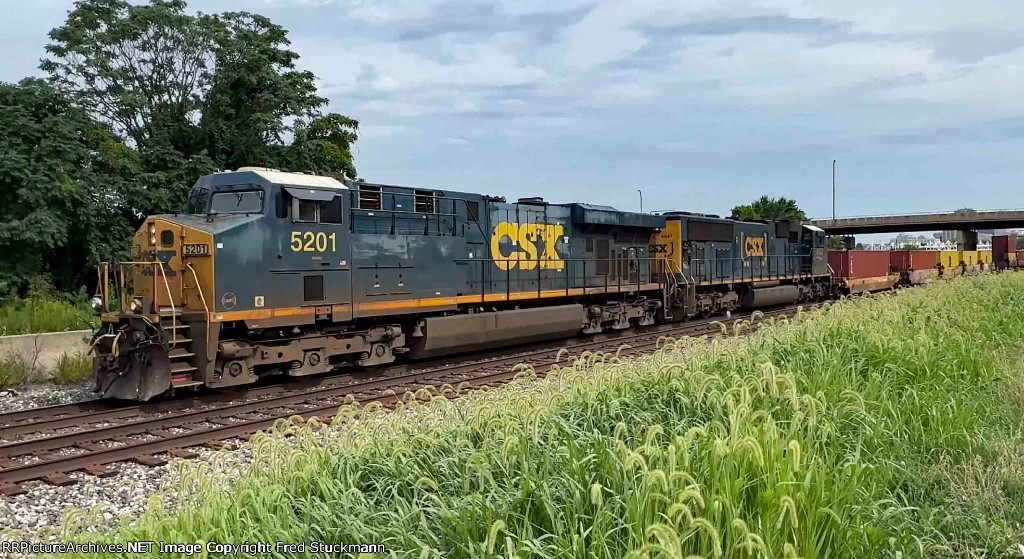 CSX 5201 leads the 2nd M331.